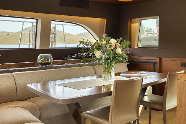 Lagoon Sixty 7 "Mastermind' salon dining