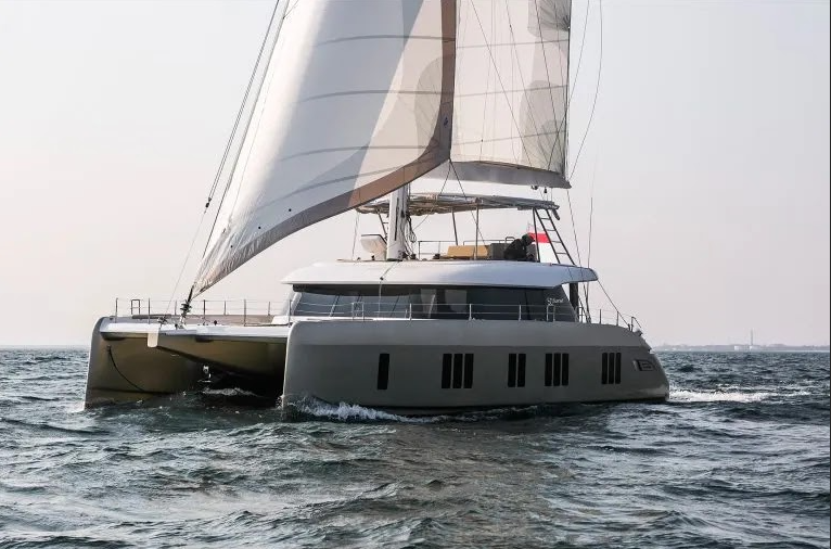sunreef-50-under-sail